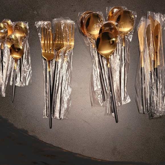 Gold flatware set - Picture 3 of 4